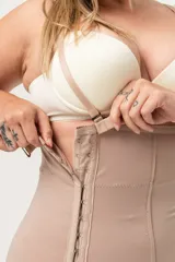Faja short color piel, de alta contención, con breteles desmontables, broches laterales reforzados y terminación con encaje en las piernas.