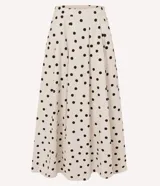 Pollera midi de corte evasé, confeccionada en tricolina de algodón con estampado de lunares negros sobre fondo blanco. Presenta una silueta estructurada, cintura lisa en la parte delantera y elástico en la espalda.