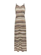 Vestido midi de tejido de punto con diseño de rayas horizontales onduladas en tonos tierra. Presenta cuello redondo, tirantes finos y un corte recto con caída fluida.