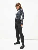 Polera de cuello alto con estampado de piel de serpiente en tonos lila y marrón.