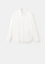 Camisa oversize blanca de lyocell, con mangas largas y cierre frontal de botones.