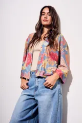 Kimono con estampado floral multicolor, mangas 3/4 y bolsillos laterales.