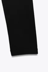 Camiseta de manga larga con cuello redondo y corte ajustado, confeccionada en tejido de mezcla de algodón suave.