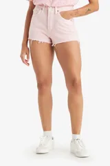 Short de jean color rosa con terminaciones desflecadas.