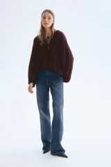 Blusa oversized de viscosa color marrón, con escote en V pronunciado, cordón para ajustar con cuentas en los extremos, frunces en los hombros, mangas globo largas con elástico en los puños y canesú fruncido en la espalda.