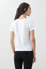 Remera blanca de algodón con escote redondo y mangas cortas.