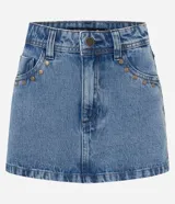 Minifalda de denim de tiro medio, color celeste claro, con tachas metálicas aplicadas en los bordes de los bolsillos delanteros y trabillas.