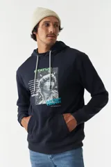 Canguro de felpa azul marino con capucha, cordones de ajuste claros, bolsillo tipo canguro y estampado gráfico delantero con diseño de estatua y tipografías.
