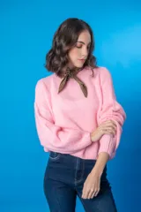 Sweater color beige de lana mohair y acrílico, con cuello redondo y mangas largas.