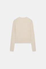 Camiseta de manga larga en color marrón oscuro, confeccionada en tejido de algodón. Presenta un diseño de corte ajustado (slim fit) con cuello redondo.