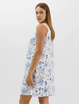Camisón corto de tejido soft, sin mangas, con escote redondo, aplique de botones y detalle plisado en el frente. Estampado floral en tonos rosados y grises.