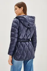 Campera acolchada de color azul marino con diseño de rombos, cierre frontal, capucha y bolsillos laterales con solapa. Presenta un ajuste entallado y acabado brillante.