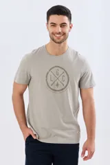Remera de manga corta con estampa central tono sobre tono de inspiración vintage, cuello redondo y corte clásico.