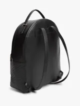Mochila negra de poliuretano con textura y monogramas TH en bajo relieve, cierre de cremallera superior, bolsillo frontal con cierre, asas ajustables y detalles metálicos dorados.