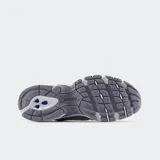 Championes New Balance 530 de estilo retro, color blanco y plateado con detalles en gris. Cuenta con capellada de malla transpirable, detalles sintéticos metalizados, entresuela ABZORB acolchada para mayor absorción de impactos y suela de goma.
