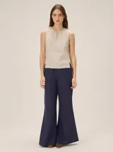 Pantalón de lino azul marino, de corte recto y amplio con cintura elastizada.