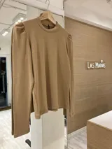 Remera gris de morley de algodón, manga larga con detalle fruncido en el hombro.