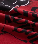 Remera de algodón color rojo con estampado gráfico frontal de Avril Lavigne, globos y letras en estilo gótico.