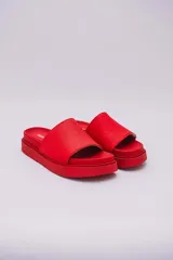 Sandalias rojas de plataforma, veganas y amigables con el medio ambiente. Hechas con Piñatex, textil que busca suplantar el cuero animal, hecho a partir de las hojas del ananá.