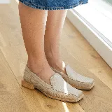 Mocasines de cuero vacuno color marrón con diseño reptil, punta cuadrada y taco de madera foliado de 2,5 cm.