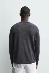 Jersey de corte regular fit tejido en lana, con cuello redondo y manga larga. Presenta acabados en rib en puños y ruedo.
