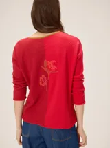 Buzo de tejido de punto rojo con escote en V y ribetes en tono tostado, de manga larga y diseño holgado con diseño bicolor sutil.