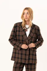 Blazer de corte sastrero con estampado de cuadros en tonos marrón chocolate y negro, con solapas clásicas y diseño estructurado.