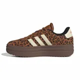 Championes Adidas modelo VL Court Bold con plataforma, diseño de estampado animal print en tonos marrones, tres bandas laterales en color crema y suela de goma marrón.