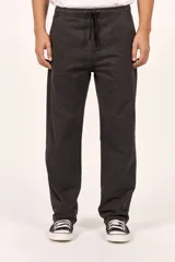 Pantalón jogger Billabong color negro gastado, con cintura elástica con cordón de ajuste y bolsillos laterales.
