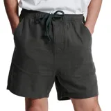 Bermuda de hombre color verde oscuro, estilo casual, con cintura elástica y cordón de ajuste verde oscuro. Presenta bolsillos laterales y un corte relajado.