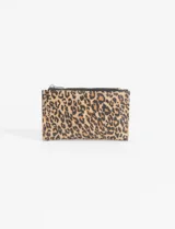 Tarjetero monedero con estampado de leopardo y cierre superior con cremallera.