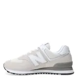 Championes urbanos New Balance modelo 574, color gris claro con detalles en blanco. Confeccionados en una combinación de gamuza y malla, presentan el logo 'N' característico en los laterales y entresuela con tecnología ENCAP para mayor amortiguación.