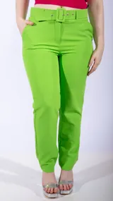 Pantalón de vestir rojo, de corte recto y tiro medio.