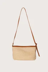 Bolso tipo satchel rectangular de paja color beige con detalles en cuero marrón.