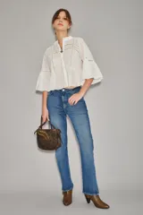 Jean de corte recto y tiro alto, confeccionado en denim azul con un lavado localizado que presenta efecto de bigotes y torceduras. Cuenta con cierre y botón frontal.