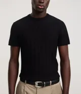 Remera slim de manga corta con cuello redondo, confeccionada en tejido de viscosa con textura de rayas verticales.