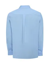 Camisa de manga larga RKF modelo Easysolid, color celeste, confeccionada en popelina de algodón, con cuello clásico, cierre frontal de botones y bolsillo en el pecho con logo bordado.