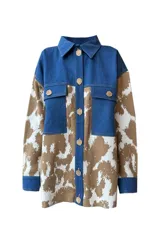 Chaqueta con corte camisero, cuello y solapa de jeans color índigo. Tejido que llega bajo la cadera con bolsillos laterales. Pattern de vaca en tonos café y crudo en las mangas y parte inferior.