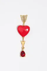 Caravanas colgantes de metal dorado con diseño de flecha decorada con cristales brillantes, un corazón rojo esmaltado y un dije inferior en forma de lágrima con cristal rojo.