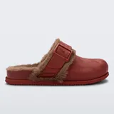 Zuecos tipo mule de la marca Melissa, color rojo, con interior forrado en piel sintética marrón y tira ajustable con hebilla en el empeine.