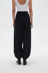 Pantalon de jean estilo barrel, de tiro medio, con bolsillos laterales y botamangas ajustadas con elástico.