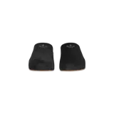 Zuecos Adidas Adimule de color negro, confeccionados en gamuza con suela de corcho y detalle del logo trébol grabado en la parte superior.
