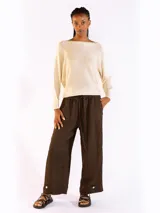 Sweater negro de punto con escote bote, mangas largas y diseño holgado.