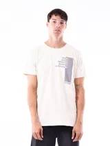 Remera de corte regular color crema con estampa frontal que incluye nombres de distritos de Nueva York y un bloque rectangular gris.