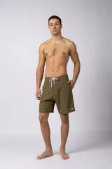 Short de baño color verde oliva, de corte recto y largo hasta la rodilla, con cordón de ajuste blanco en la cintura y bolsillo lateral con etiqueta con logo VCP.