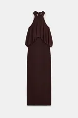 Vestido largo de color marrón oscuro con cuello halter y lazada en la nuca. Presenta un diseño con detalle de tejido drapeado efecto globo en la cintura y corte recto en la falda.