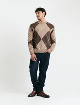 Sweater de punto con diseño de rombos en gris y azul marino, escote redondo a la base, manga larga y terminaciones en punto acanalado en cuello, puños y ruedo.