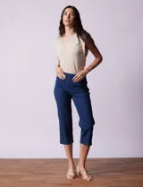 Pantalón capri de algodón denim azul, marca Ruby Rd. con pretina ancha elastizada, bolsillos simulados delanteros y bolsillos aplicados traseros.