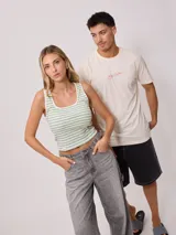 Musculosa blanca a rayas horizontales azules, de corte ajustado y breteles anchos.