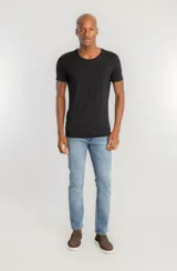 Pantalón jeans de corte slim, color azul claro con lavado light blue, confeccionado en denim premium con silueta ajustada.